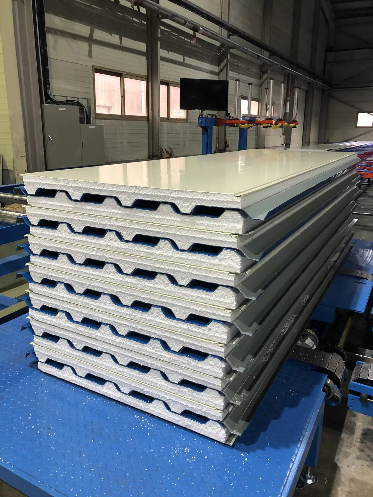 Stacked EPS sandwich panels with polyurethane adhesive bonding in factory