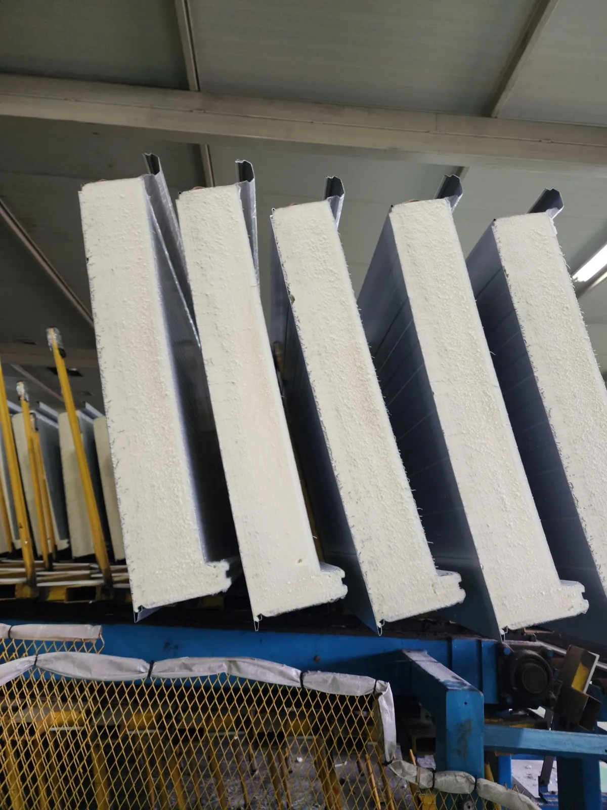 Continuous PUR/PIR sandwich panel foam cross-section